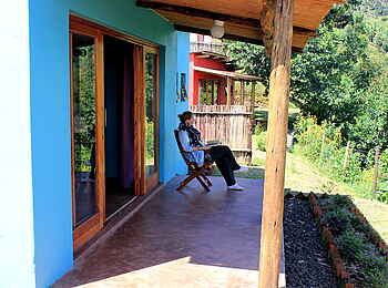 Chameleon Hills Lodge: Die kleine Terrasse und das markante Panoramafenster eines Chalets