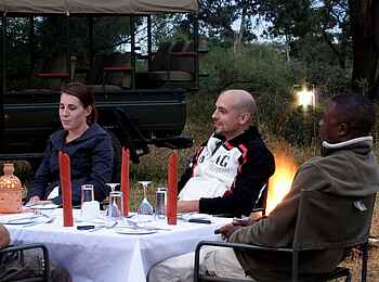 Elephant Valley Lodge: Abendessen im Freien Elephant Valley Lodge: Abendessen im Freien