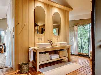 Encounter by Ongava: Doppelwaschbecken im Badezimmer