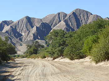 Fort Sesfontein: Ein ausgetrocknetes Flussbett