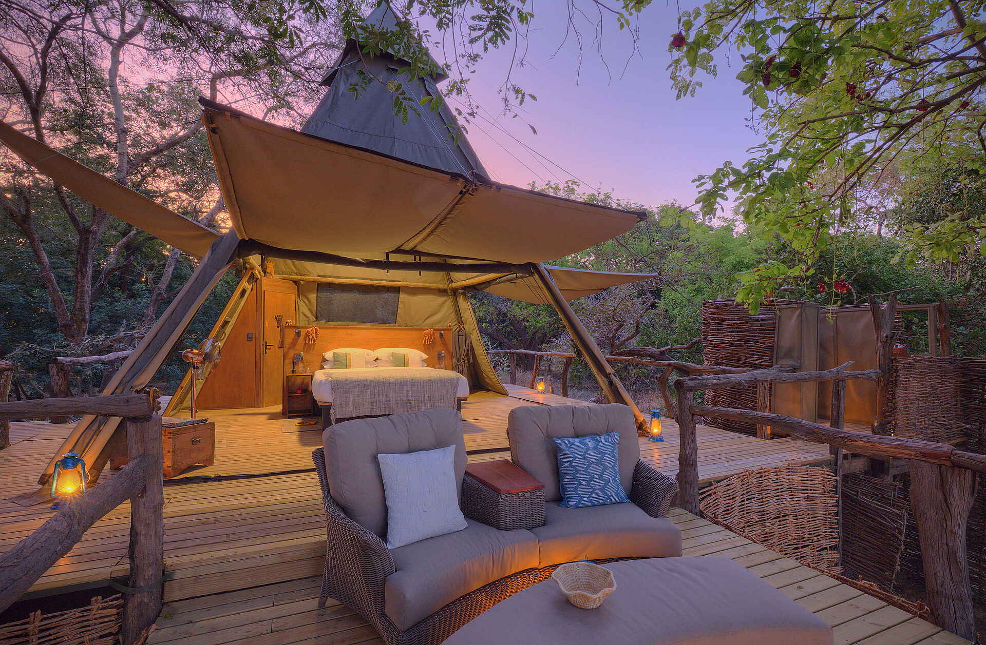 Shawa Luangwa Camp: Luxury Tent Blick hinein Shawa Luangwa Camp: Luxury Tent Blick hinein