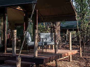 Mashatu Tent Camp: Veranda der Gästeunterkunft Mashatu Tent Camp: Veranda der Gästeunterkunft