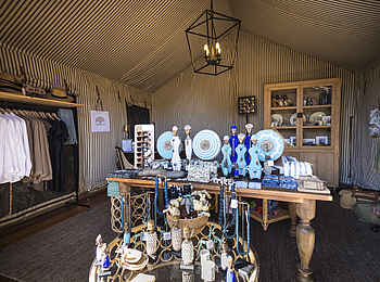 Monachira Camp: Der Curio Shop Monachira Camp: Der Curio Shop