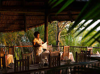 Mukambi Safari Lodge: Große Tafel Mukambi Safari Lodge: Große Tafel