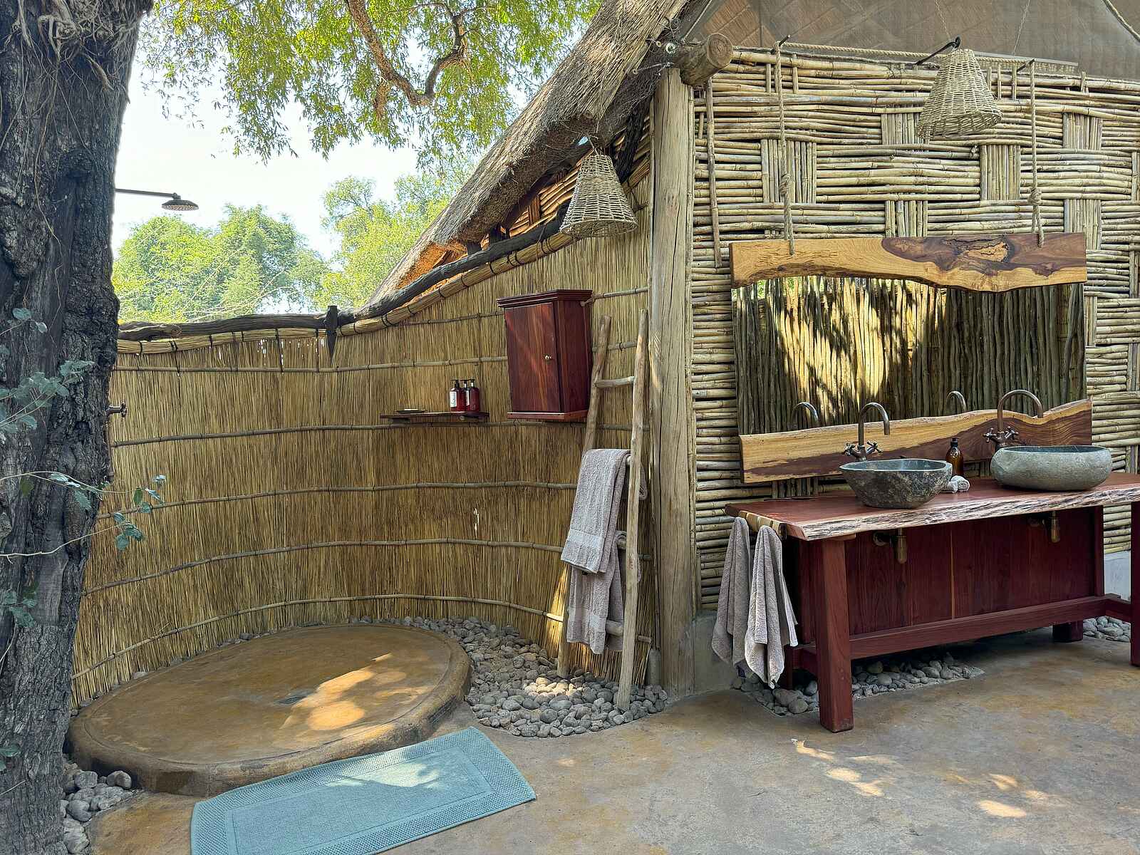 Mwamba Bush Camp: Große Außendusche Mwamba Bush Camp: Große Außendusche