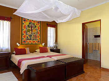 Namib Desert Lodge: Doppelbett mit Moskitonetz Namib Desert Lodge: Doppelbett mit Moskitonetz