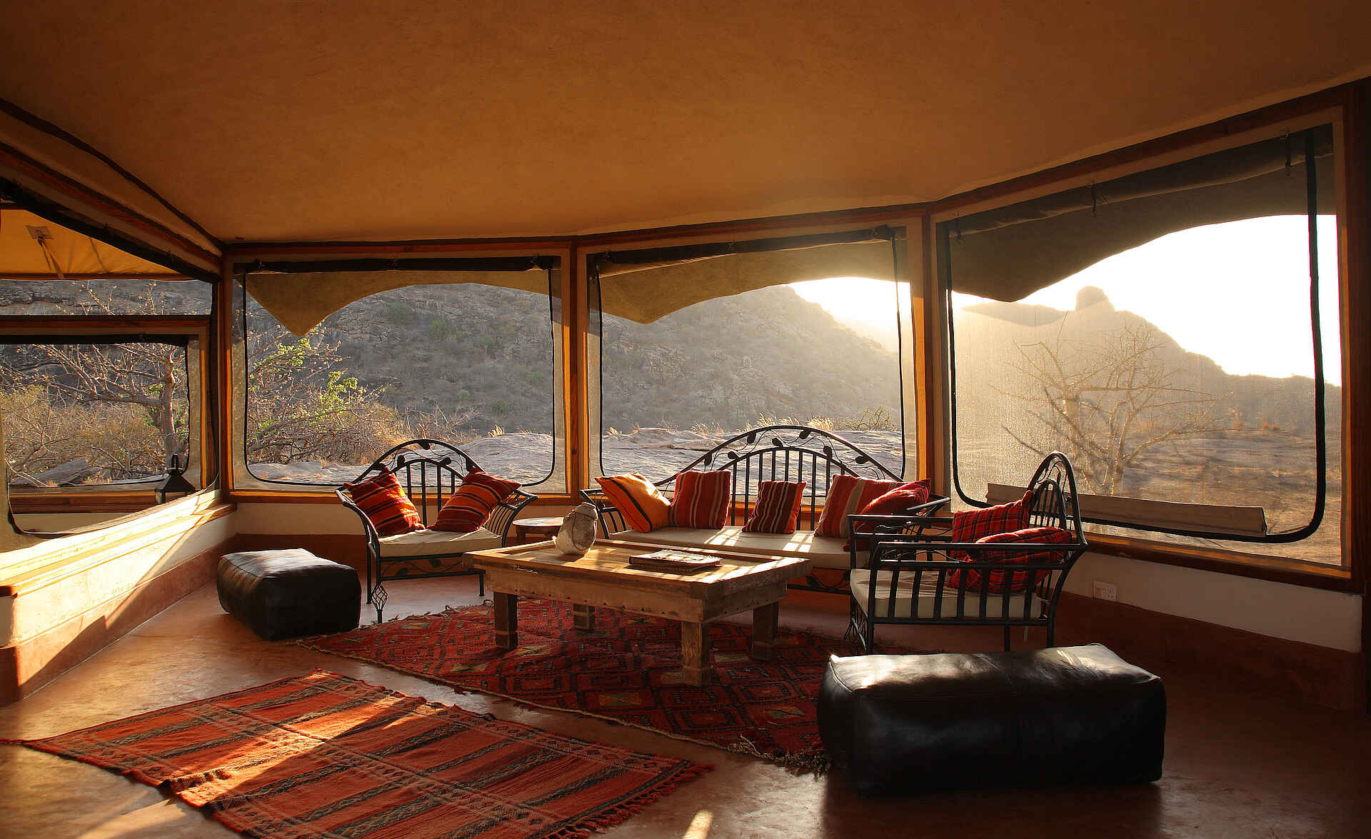 5 sterne, auszeichnung, award, birding, elefant, familie, gerenuk, giraffe, giraffengazelle, grevyzebra, kalama, kalama airstrip, kalama conservancy, kalama-schutzgebiet, kenia, kenya, kinder, kultur, leopard, lion watch programme, löwe, luxuriös, luxus, masai mara, nachhaltigkeit, nachtpirschfahrten, netzgiraffe, nordkenia, north kenya, northern kenya, oryx, oryx airstrip, ostafrikanische oryx, privat, private reserve, privatreservat, riccardo orizo, safari, samburu, samburu 5, samburu five, samburu national park, samburu-gebiet, samburu-land, samburu-nationalpark, saruni, saruni samburu, saruni samburu camp, saruni samburu lodge, selbstfahrer, somalistrauss, spa, strauss, vollpension, zebra, ausblick, aussicht, central facilities, einrichtung, hauptgebäude, haupthaus, interieur, lounge, main lounge, zentrale einrichtungen