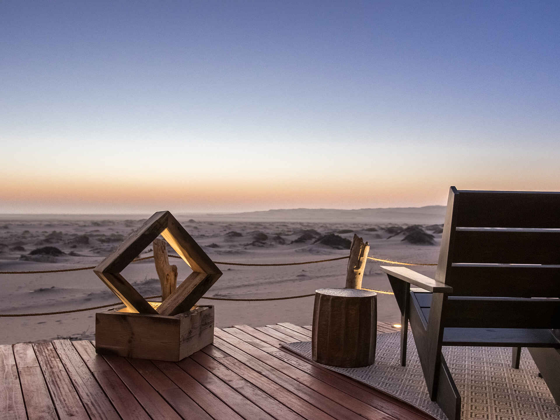 Shipwreck Lodge: das Deck der Main Area