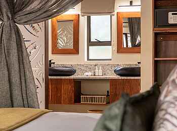 Shongwe Oasis Lodge: Deluxe Double Room Waschtisch