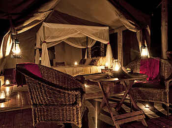 Tarangire River Camp: Abendbeleuchtung im Gästezelt Tarangire River Camp: Abendbeleuchtung im Gästezelt