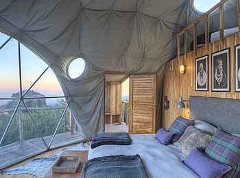 The Highlands Camp: Blick aus einem Schlafraum