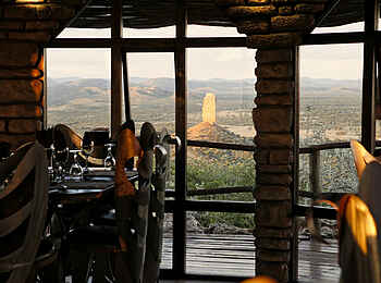 Vingerklip Lodge: Die Felsformation Vingerklip vom Eagles Nest aus gesehen.
