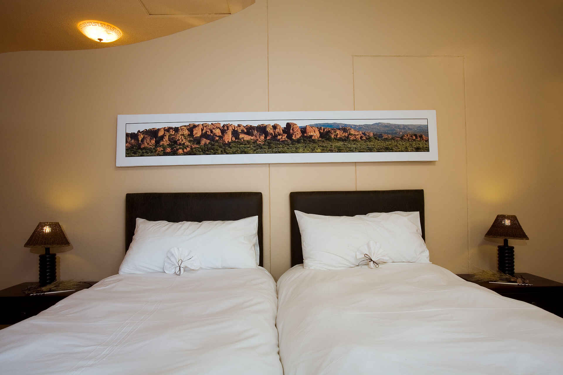 Waterberg Restcamp: Doppelbett Namibia, Namibia Wildlife Resorts, Otjiwarongo, Waterberg Camp, Waterberg Plateau, Ambient, Bett, Betten, Einrichtung, Schlafzimmer, Zimmer, Afrikarma, Afrikarma Safaris, Afrikarma Safaris - Wildnis. Hautnah., afrikarma.de