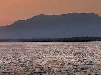 Zambezi Expeditions Camp: Abends auf dem Fluß unterwegs Zambezi Expeditions Camp: Abends auf dem Fluß unterwegs