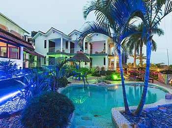 2 Friends Beach Hotel: Swimming Pool bunt beleuchtet