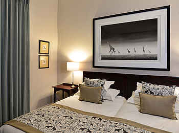 Founders Lodge by Mantis: Doppelbett in einer Contemporary Suite Founders Lodge by Mantis: Doppelbett in einer Contemporary Suite