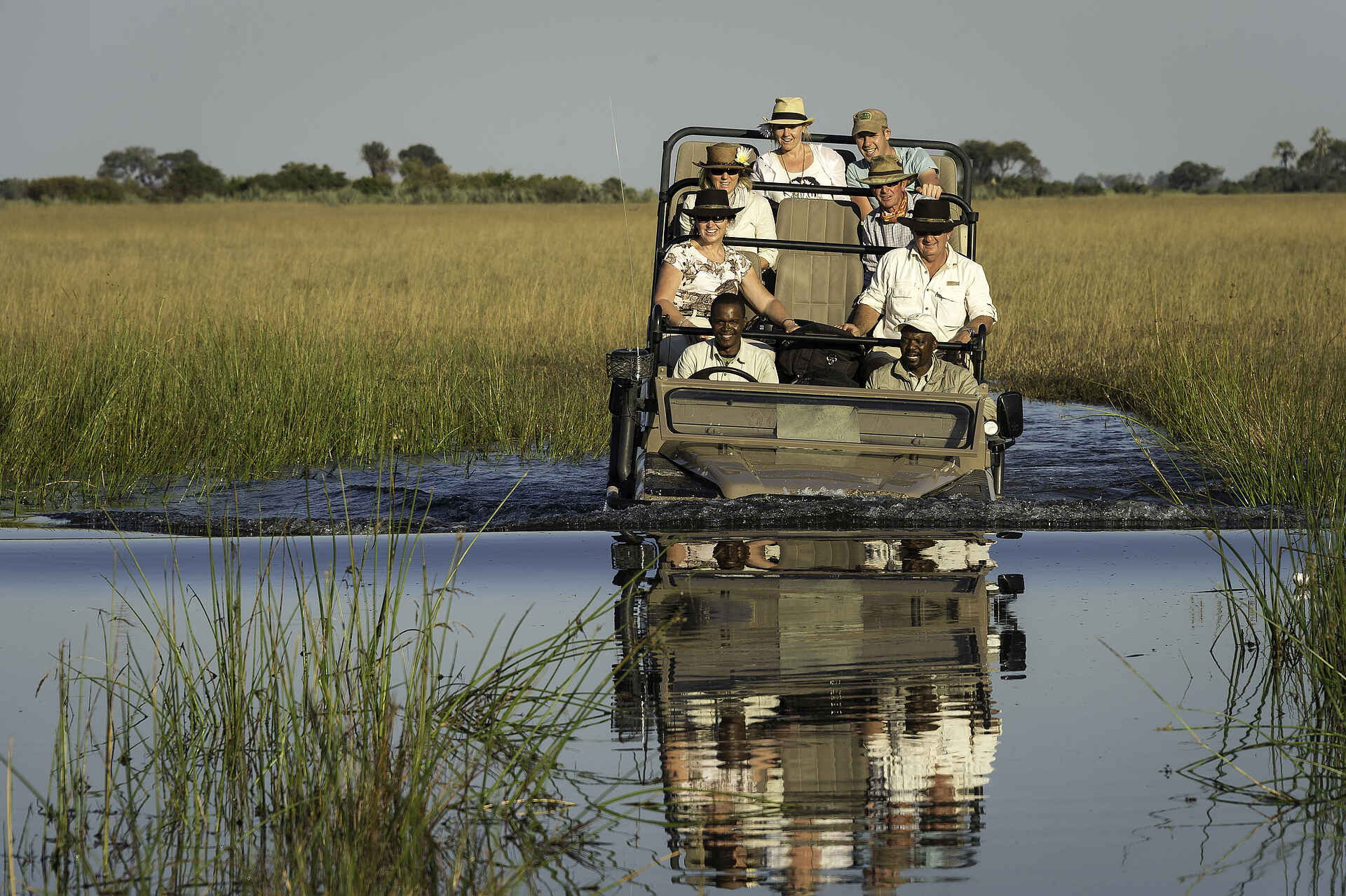 Kwetsani Camp: Landrover-Fahrt durch den Fluss Afrikarma, Afrikarma Safaris, Afrikarma Safaris - Wildnis. Hautnah., Afrikarma.de, Kwetsani Camp, Baumkette, Fluss, Gäste, Landrover, Ranger, Savannenlandschaft im Hintergrund, Tracker
