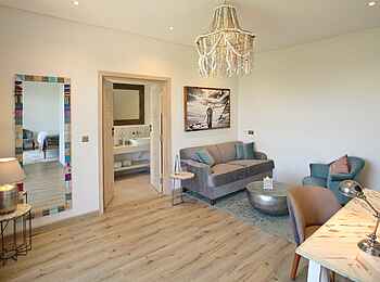 Latitude 0: Suite - Lounge mit Schreibtisch Latitude 0: Suite - Lounge mit Schreibtisch