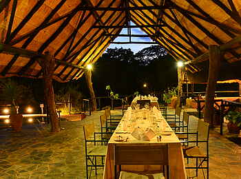 Matobo Hills Lodge: Dinner im Speisesaal Matobo Hills Lodge: Dinner im Speisesaal
