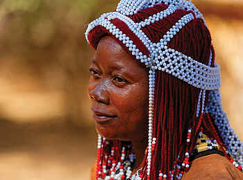 Namushasha River Lodge: Traditionell gekleidete Frau Namushasha River Lodge: Traditionell gekleidete Frau