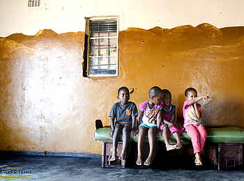 Ozondjou Trails: Kinder auf einer Bank