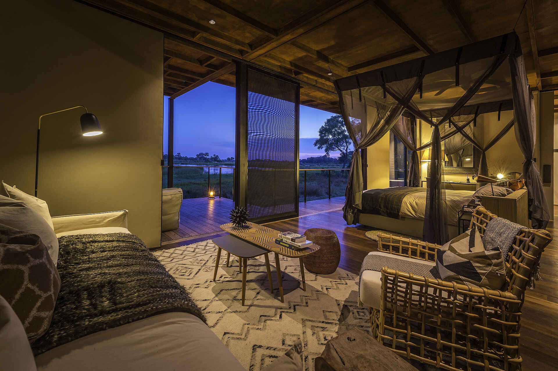 Qorokwe Camp: Gästezelt-Interieur Afrikarma Safaris, Afrikarma Safaris - Wildnis. Hautnah., Afrikarma.de, Glamping, NG 32, Okavango-Delta, Qorokwe Camp, Wilderness Safaris, Gästezelt, Lounge, Afrikarma