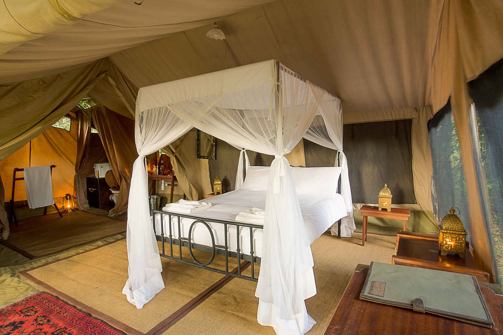Sentinel Mara Camp: Gästezelt Afrikarma Safaris, Afrikarma Safaris.Wildnis.Hautnah, Afrikarma.de, Bett, Dekoration, Handtücher, Kerzen, Kissen, Sentinel Mara Camp, Spiegel, Stühle, Teppich, Tisch, Toilette
