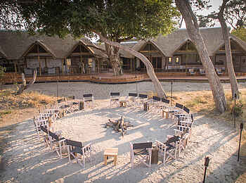 Splash Camp: Feuerplatz vor dem Hauptgebäude