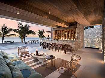 Time + Tide Miavana: Bargebäude