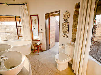 Wildtrack Safaris Eco Lodge: Gästebad Wildtrack Safaris Eco Lodge: Gästebad