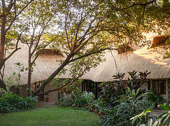 Bayete Guest Lodge: Garten und Gästeunterkünfte