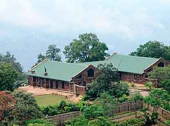 Clouds Mountain Gorilla Lodge: Blick auf die Lodge herab