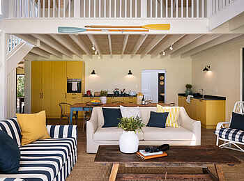 Coot Club: Lawns Cottage Lounge und Küche