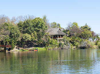 Divava Okavango Lodge and Spa: Ansicht vom Fluss aus Divava Okavango Lodge and Spa: Ansicht vom Fluss aus