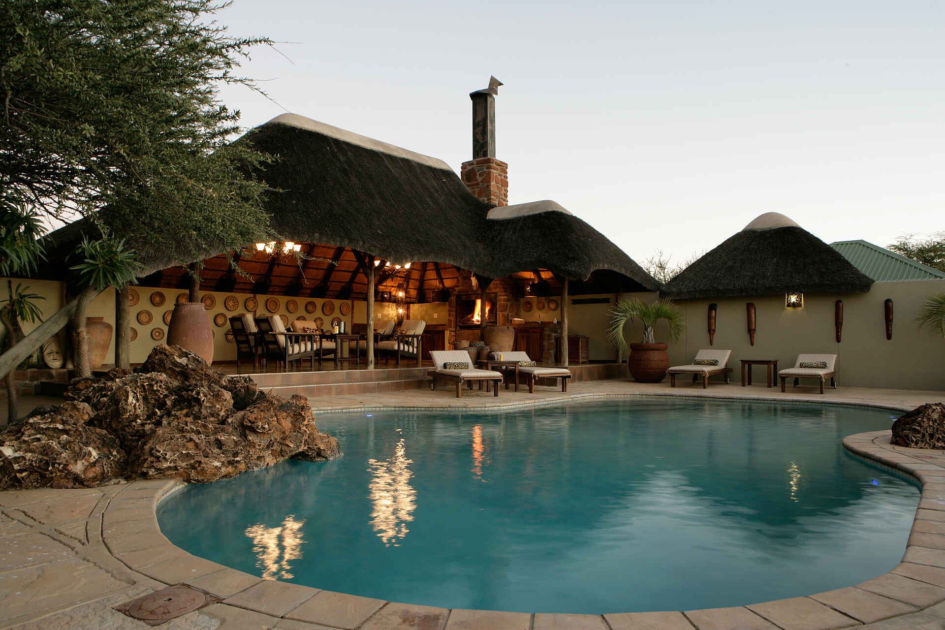 Erindi Old Traders Lodge: Lapa Erindi Game Reserve, Game Drive, Old Traders Lodge, Pirschfahrt, Lapa, Liegestuhl, Pool, Swimming Pool, afrikarma, afrikarma safaris, afrikarma.de