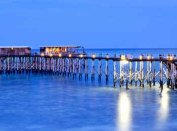 Essque Zalu: Die Pier am Abend