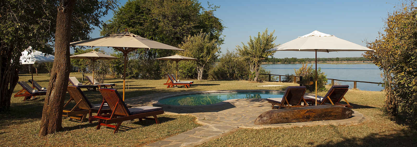 Kasaka River Lodge: Swimming Pool mit Flussblick Kasaka River Lodge: Swimming Pool mit Flussblick