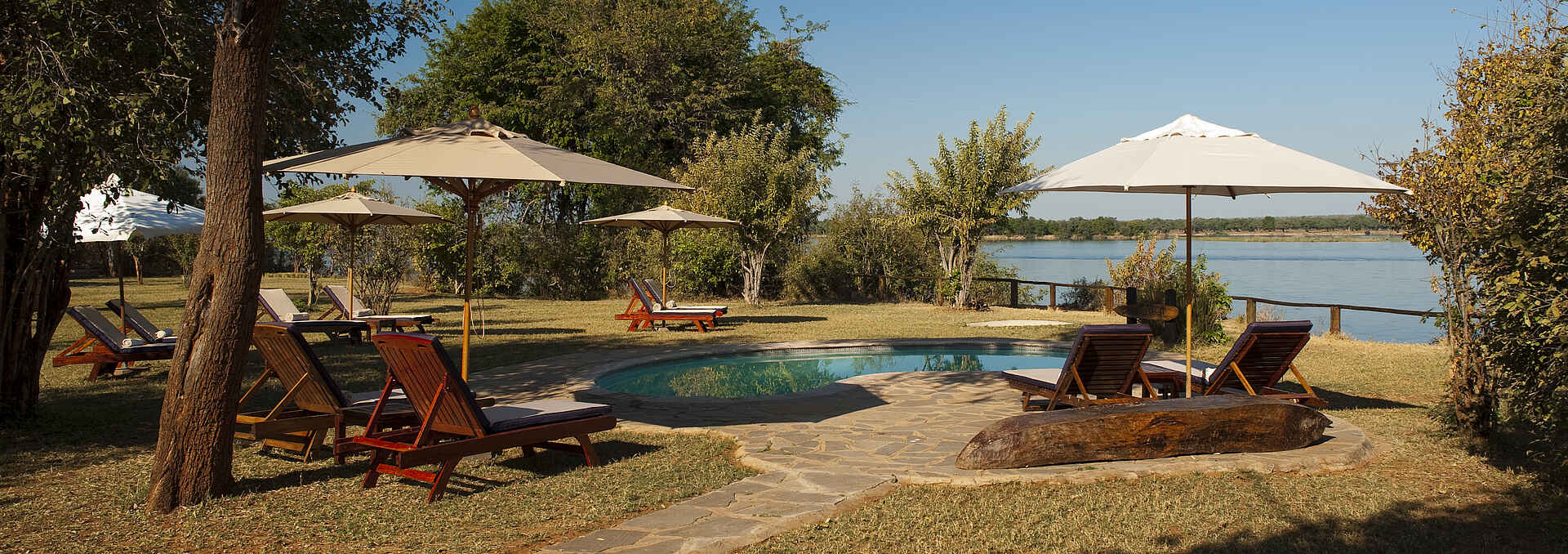 Angeln, Chongwe Safaris, Kasaka River Lodge, Lower Zambezi National Park, Motorboot, Safari, Walking Safari, Liegestuhl, Sonnenschirm, Swimming Pool, Afrikarma, Afrikarma Safaris, Afrikarma Safaris - Wildnis. Hautnah., Afrikarma.de
