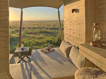 Kichwa Tembo Tented Camp: Tagesbett auf der Veranda Kichwa Tembo Tented Camp: Tagesbett auf der Veranda