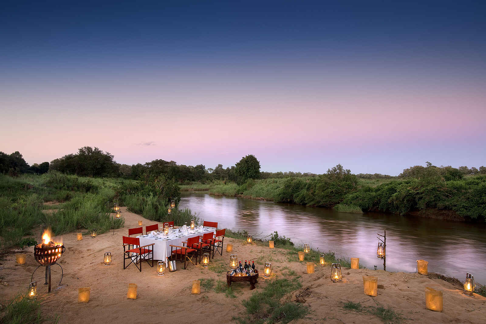 Lion Sands Tinga Lodge: Dinner am Fluss Lion Sands Tinga Lodge: Dinner am Fluss