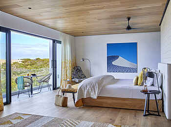Morukuru Beach Lodge: Die Ocean View Suite mit großer Fensterfront Morukuru Beach Lodge: Die Ocean View Suite mit großer Fensterfront