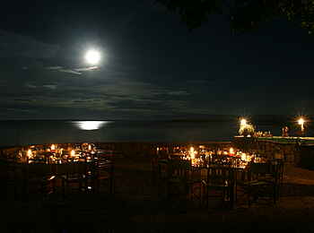 Musango Safari Camp: Mondschein über dem See