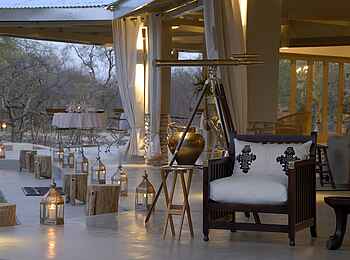 Mushara Outpost: Teleskop und Sessel