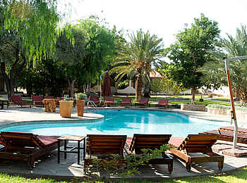 Namib Desert Lodge: Schattenspendende Bäume am Pool Namib Desert Lodge: Schattenspendende Bäume am Pool