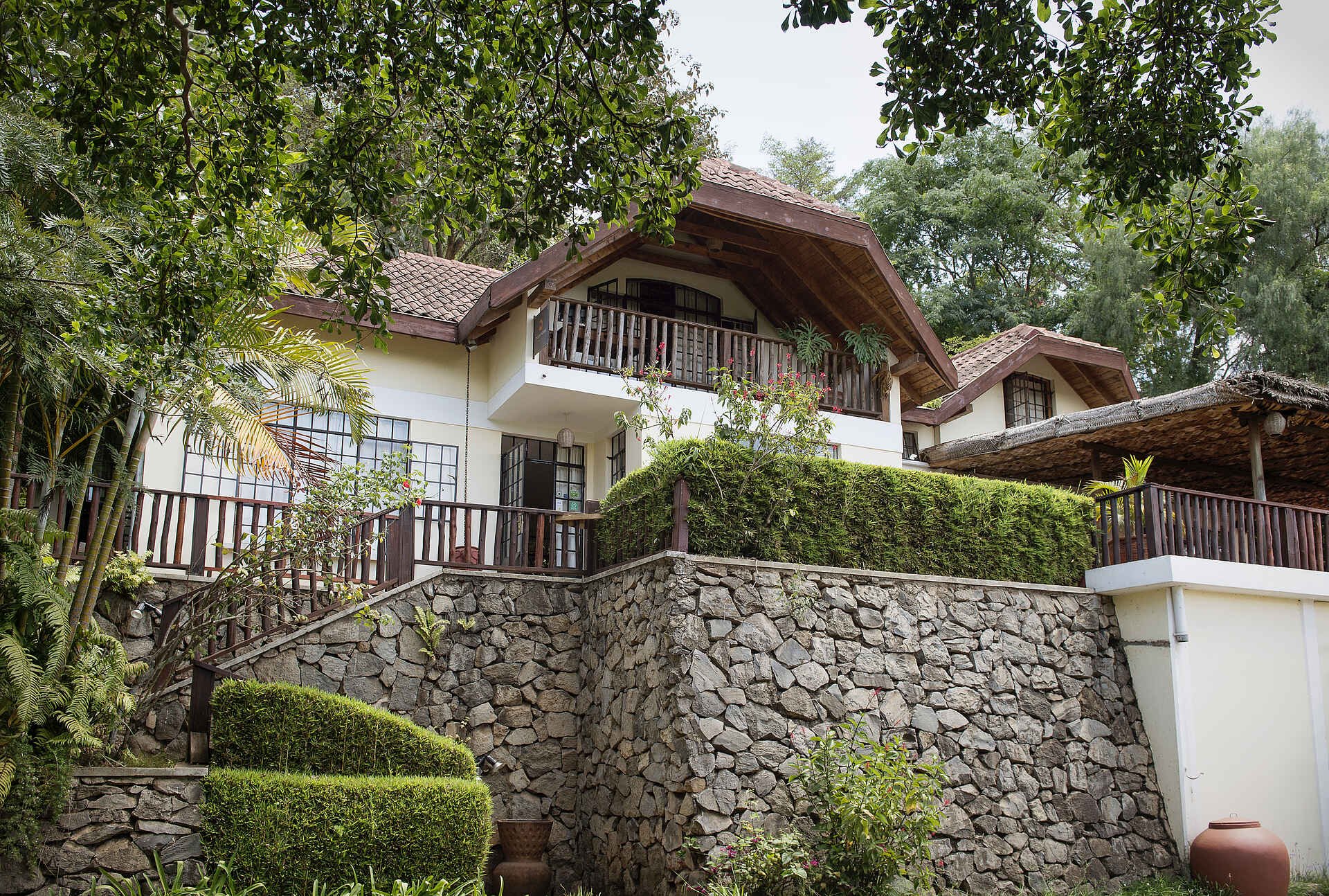 Arusha, Arusha National Park, Kilimanjaro National Park, Mount Meru, Onsea House, Onsea House Tanzania Limited, Tansania, Tanzania, Themi Hill, Bäume, Country Inn, Ferienwohnung, Frontansicht, Garten, Private Terrasse, Afrikarma, Afrikarma Safaris, Afrikarma Safaris – Wildnis. Hautnah., afrikarma.de