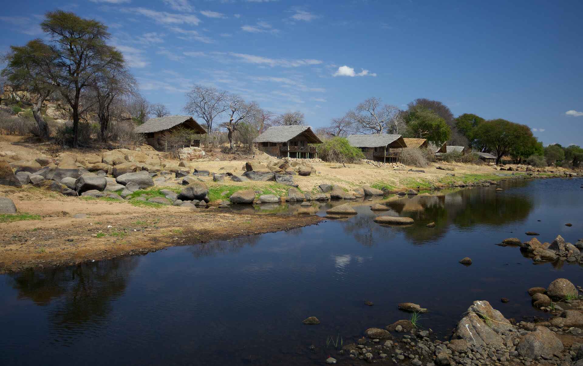 Foxes Safari Camps, Great Ruaha River, Ruaha National Park, Ruaha River Lodge, Gästehütten, Ruaha River, Afrikarma, Afrikarma Safaris, Afrikarma Safaris - Wildnis. Hautnah., Bar, Lounge, Sessel