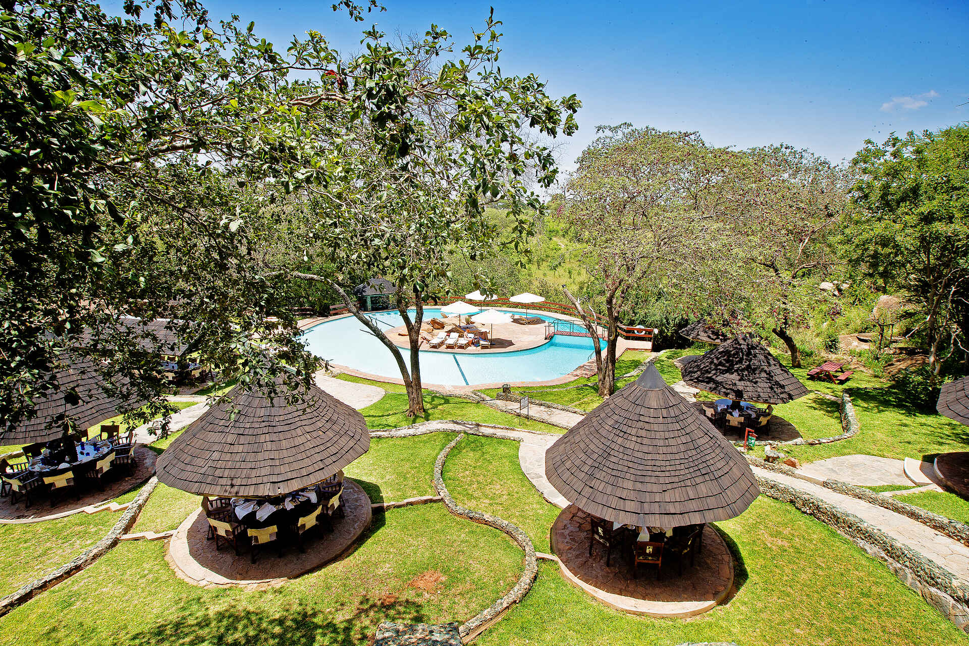 Tarangire Sopa Lodge: Pool und Essbereich im offenen Rondavel
