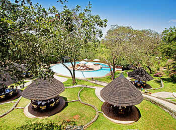 Tarangire Sopa Lodge: Pool und Essbereich im offenen Rondavel