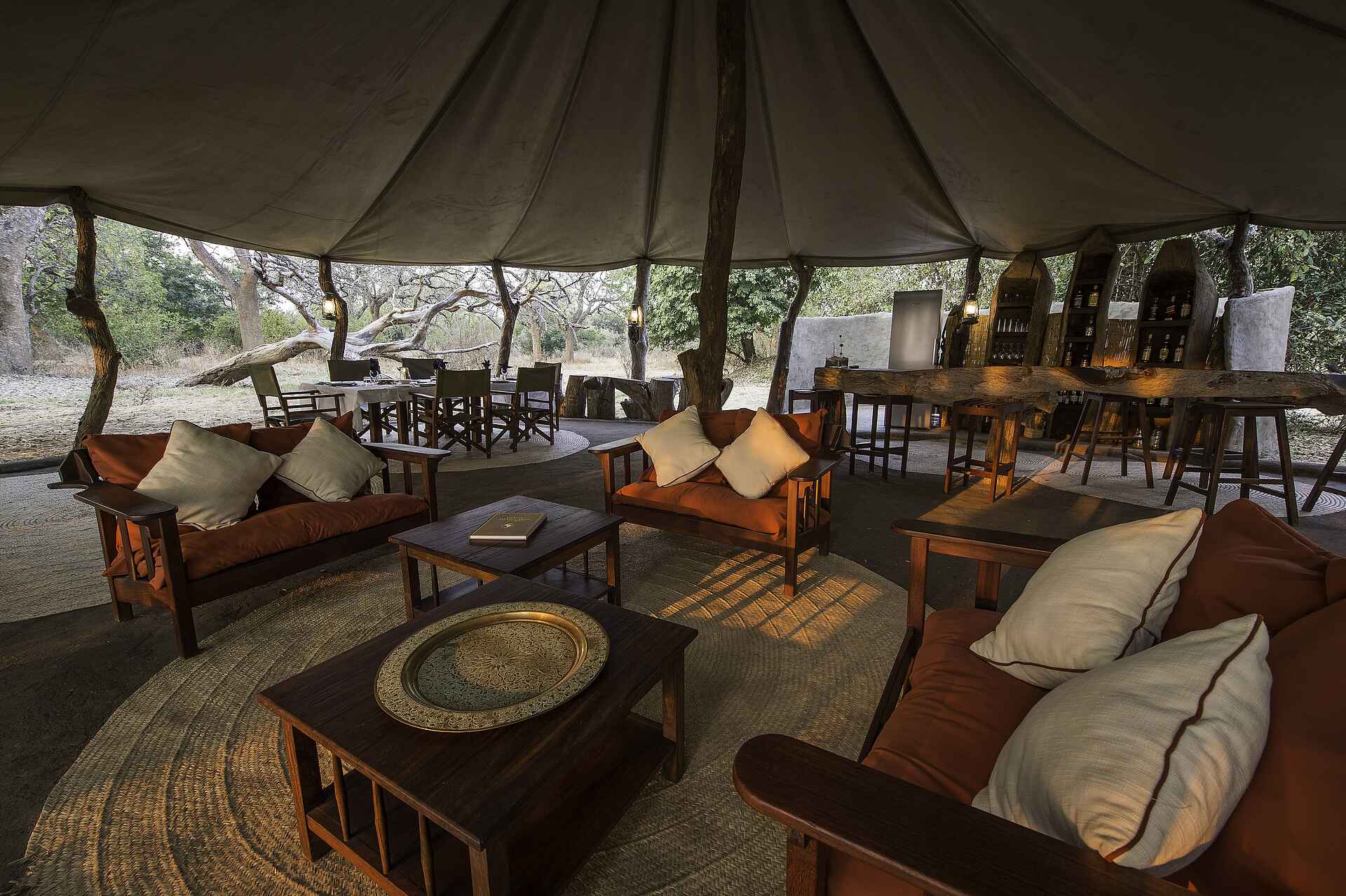 Robin Pope Safaris, South Luangwa National Park, Tena Tena, Luangwa River, Luangwa-Tal, Robin Pope, Tena Tena Camp, Walking Safari, Bar, Bibliothek, Hauptzelt, Lounge, Sitzgruppe, Afrikarma, Afrikarma.de, Geführte Buschwanderung