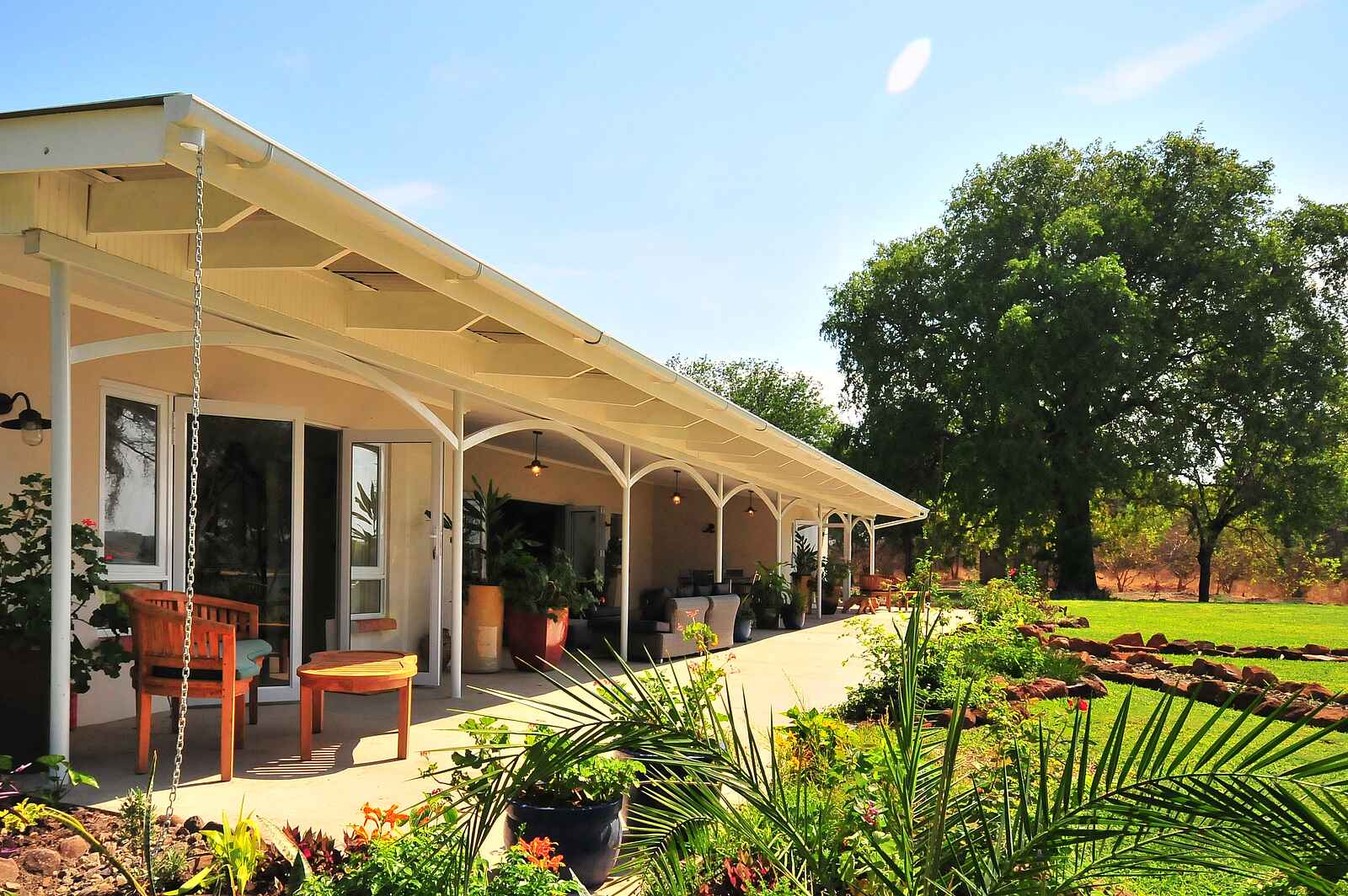 The River Farmhouse: Veranda mit Blick in den Garten The River Farmhouse: Veranda mit Blick in den Garten